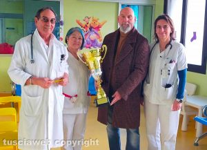 Viterbo - La comunità straniera della città dei Papi dona una coppa al primario Giorgio Bracaglia, a Paola Marenzoni e Maria Cristina D'Angelo dell'ospedale di Belcolle