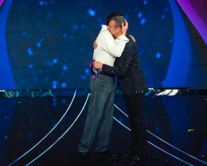 Marco Mengoni e Amadeus a fine della prima serata