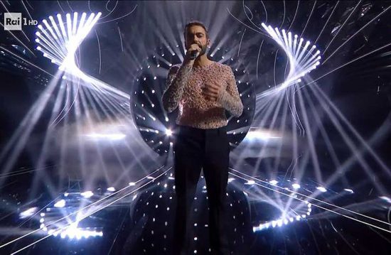 Sanremo 2024 - Marco Mengoni in vesti di co-conduttore canta Due vite