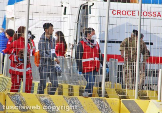 Civitavecchia - I migranti della ong Sea Watch sbarcano in porto