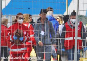Civitavecchia - I migranti della ong Sea Watch sbarcano in porto