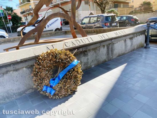 Viterbo - Monumento ai caduti del mare sporco e degradato