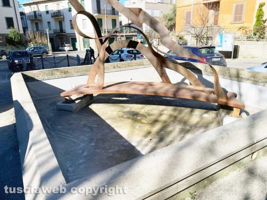 Viterbo - Monumento ai caduti del mare sporco e degradato