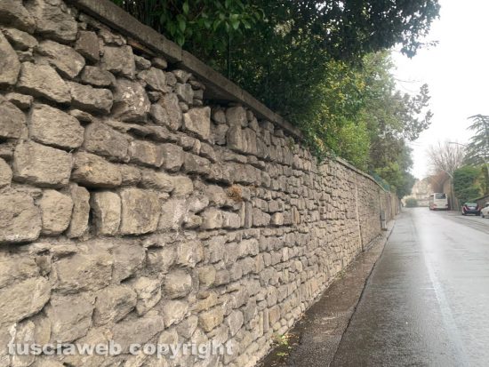 Viterbo - Pratogiardino Lucio Battisti, deteriorato il muro di via del Pilastro