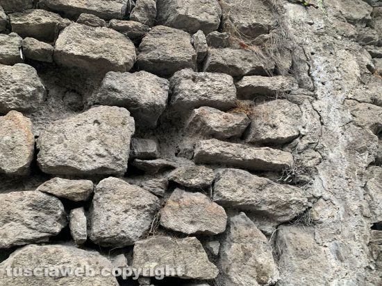 Viterbo - Pratogiardino Lucio Battisti, deteriorato il muro di via del Pilastro