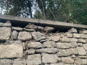 Viterbo - Pratogiardino Lucio Battisti, deteriorato il muro di via del Pilastro