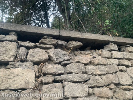 Viterbo - Pratogiardino Lucio Battisti, deteriorato il muro di via del Pilastro