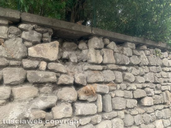 Viterbo - Pratogiardino Lucio Battisti, deteriorato il muro di via del Pilastro