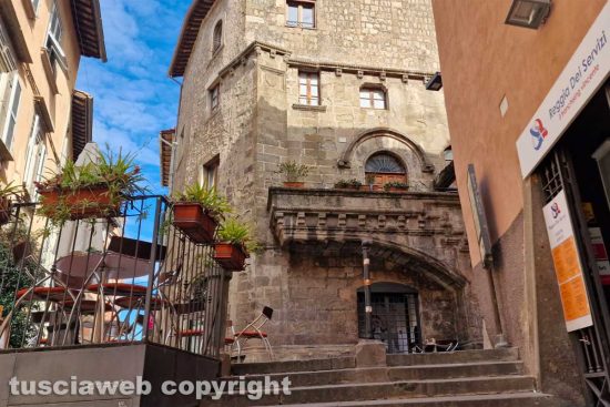 Viterbo - La colonnina sulla gradinata di fronte a palazzo Poscia
