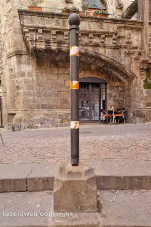 Viterbo - La colonnina sulla gradinata di fronte a palazzo Poscia