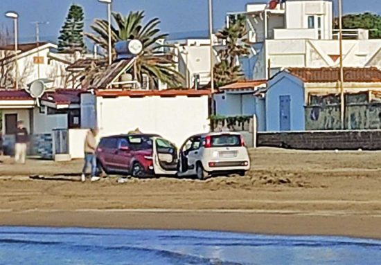 Santa Severa - Le auto insabbiate