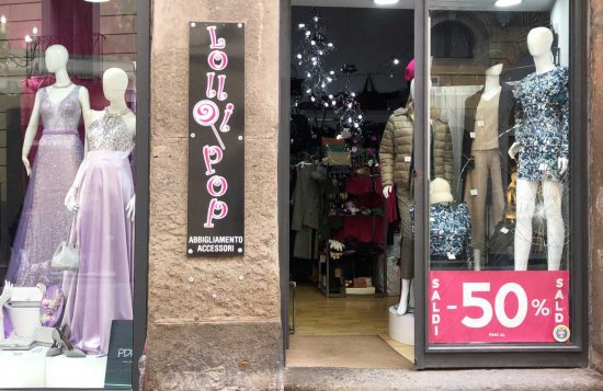 Viterbo - Il negozio Lollipop con la vetrina spaccata