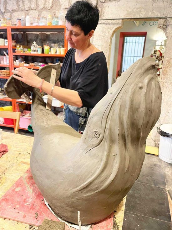 Viterbo - Elena Urbani di Ceramica Lab 33 durante un laboratorio