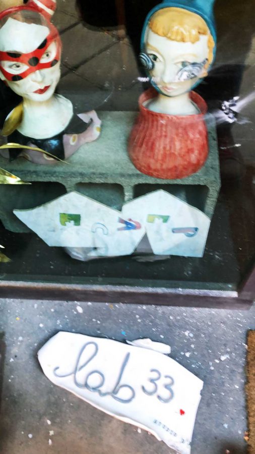 Viterbo - Il negozio Ceramica Lab 33 con la vetrina incrinata e l'insegna rotta