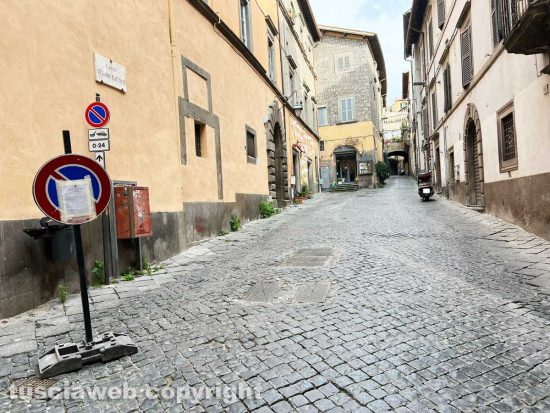 Viterbo - Largo Cesare Battisti - Il negozio Ceramica Lab 33