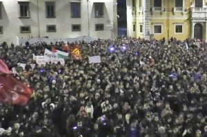 Pisa - La manifestazione in piazza dei Cavalieri