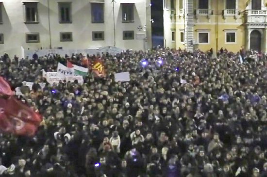 Pisa - La manifestazione in piazza dei Cavalieri