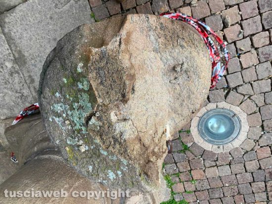 Viterbo - Abbattuta una colonna a protezione del portico esterno del palazzo dei Priori