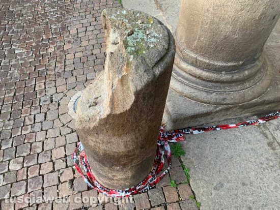 Viterbo - Abbattuta una colonna a protezione del portico esterno del palazzo dei Priori 