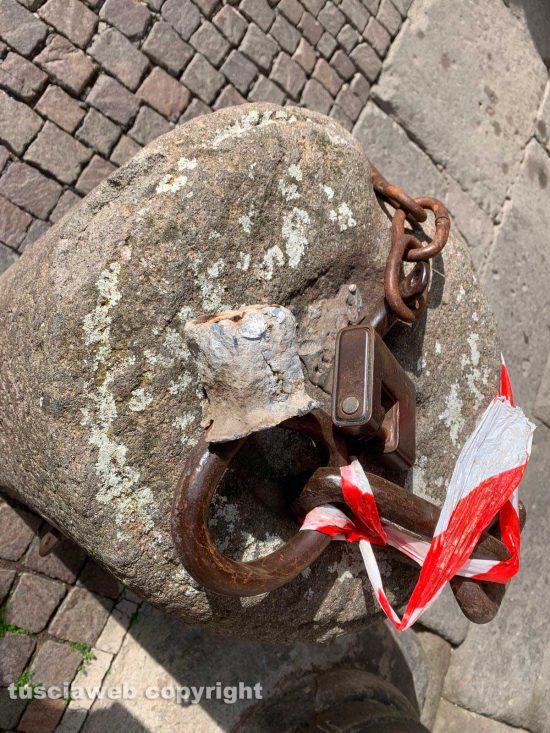 Viterbo - Abbattuta una colonna a protezione del portico esterno del palazzo dei Priori