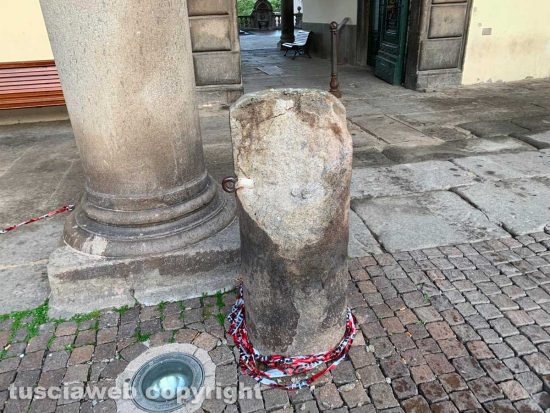 Viterbo - Abbattuta una colonna a protezione del portico esterno del palazzo dei Priori