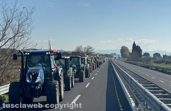 Tarquinia - I trattori bloccano l'Aurelia