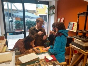 Gli studenti lavorano a "Digiti. Rivista manoscritta"