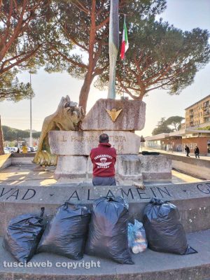 Viterbo - L'opera di manutenzione ordinaria del Monumento dedicato al paracadutista d'Italia