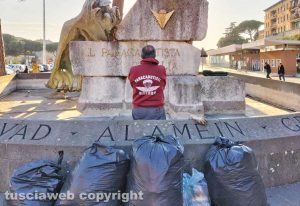 Viterbo - L'opera di manutenzione ordinaria del Monumento dedicato al paracadutista d'Italia