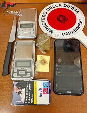 Tuscania - La droga e il materiale sequestrato dai carabinieri