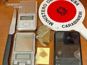 Tuscania - La droga e il materiale sequestrato dai carabinieri
