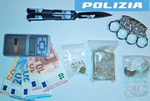 Viterbo - Il coltello, il tirapugni, la droga e i soldi sequestrati
