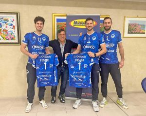 Mauro Fusano con i giocatori Buzzelli, Marrazzo e Simoni nella sede amministrativa di Maury's a Guidonia