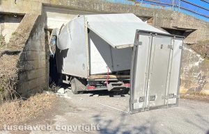 Vetralla - Camion incastrato in strada Campogiordano
