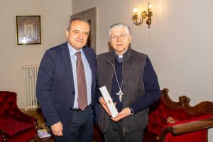 Il questore Vinci consegna l'olio proveniente da Capaci al vescovo Piazza