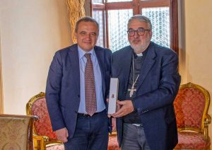 Il questore Vinci consegna l'olio proveniente da Capaci al vescovo Salvi