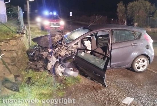 Capodimonte - Auto contro muro sulla Verentana