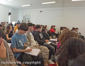 Viterbo - Studenti all'incontro con Mauro Geraci al Santa Rosa