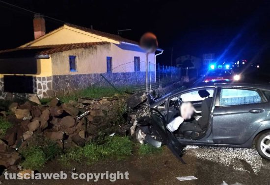 Capodimonte - Auto contro muro sulla Verentana