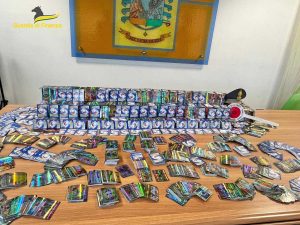 Le carte dei Pokemon contraffatte sequestrate dalla guardia di finanza