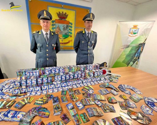 Le carte dei Pokemon contraffatte sequestrate dalla guardia di finanza