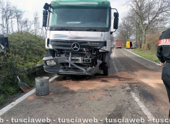 Montefiascone - Scontro tra due camion sulla Umbro Casentinese