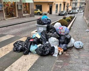 Viterbo - Rifiuti abbandonati in via Matteotti