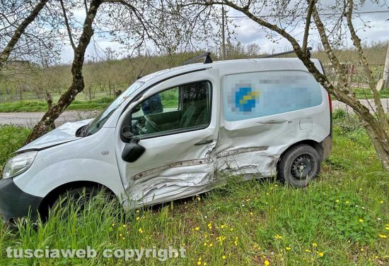 Capranica - Furgoncino fuori strada dopo l'incidente