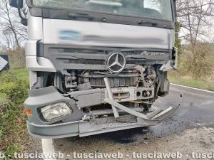 Montefiascone - Scontro tra due camion sulla Umbro Casentinese