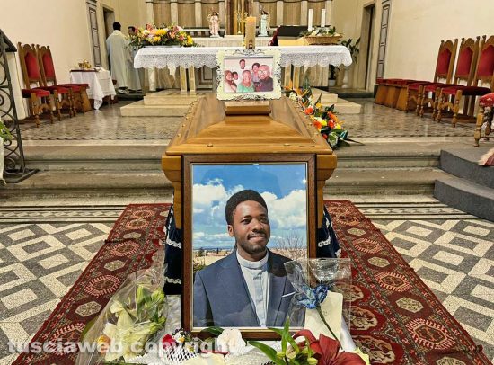 Viterbo - I funerali di Elvis Chima Nwankwo 