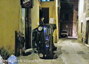 Gallese - Auto capotta in pieno centro storico