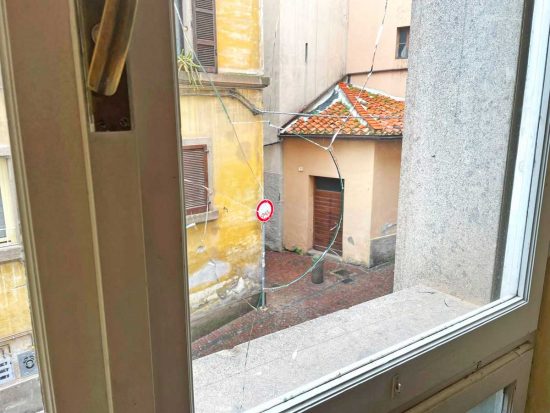 Viterbo - Sampietrino contro finestra della Provincia