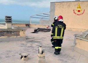 Ostia - Crolla parte del tetto di un albergo in ristrutturazione