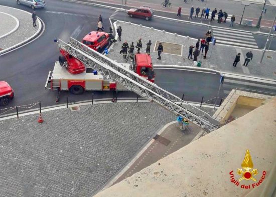 Ostia - Crolla parte del tetto di un albergo in ristrutturazione